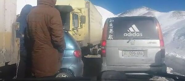 Пробка в 30 км образовалась на трассе Бишкек — Ош. Видео - Sputnik Кыргызстан