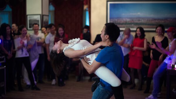 Девушка и парень танцуют на корпоративе. Архивное фото - Sputnik Кыргызстан