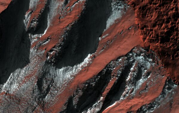 При потеплении лед начинает трескаться и испаряться — Красная планета вновь меняет свой облик. - Sputnik Кыргызстан
