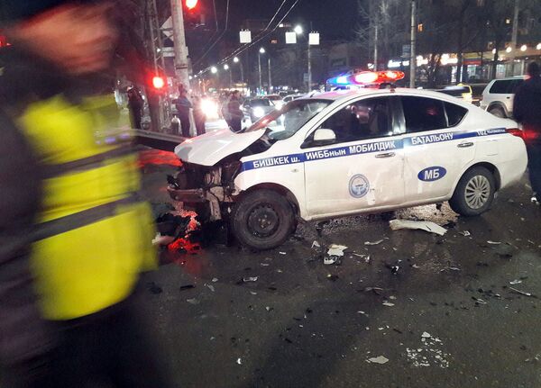ДТП с участием спецмашины мобильного батальона ГУВД и двух внедорожников в Бишкеке - Sputnik Кыргызстан