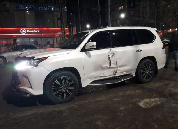 ДТП с участием спецмашины мобильного батальона ГУВД и двух внедорожников в Бишкеке - Sputnik Кыргызстан