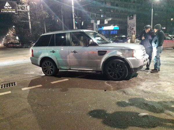 ДТП с участием спецмашины мобильного батальона ГУВД и двух внедорожников в Бишкеке - Sputnik Кыргызстан