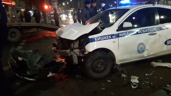 Бишкек милициясынын унаасы эки жолтандабас менен кагышты. Видео - Sputnik Кыргызстан