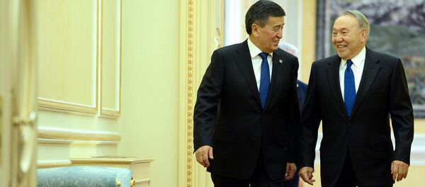Кыргызстандын президенти Сооронбай Жээнбеков менен Казакстандын башчысы Нурсултан Назарбаев. Архив Кыргызстандын президенти Сооронбай Жээнбеков менен Казакстандын башчысы Нурсултан Назарбаев. Архив - Sputnik Кыргызстан