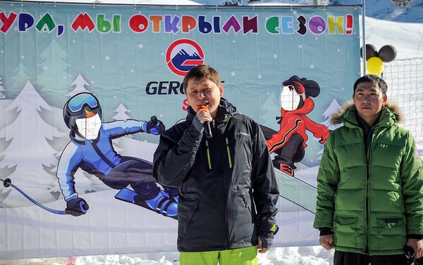Премьер-министр КР Сапар Исаков сегодня, 30 декабря, принял участие в официальном открытии зимнего туристического сезона 2017–2018 на одной из горнолыжных баз. - Sputnik Кыргызстан