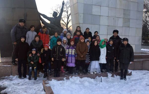 В субботу, 30 декабря, начальник Кеминского РОВД Нурмат Давлетов привез в Бишкек 23 круглых сироты и устроил для них праздник - Sputnik Кыргызстан