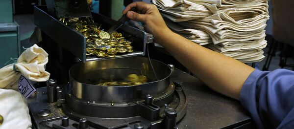 Чеканка новой 10-рублевой монеты на Московском монетном дворе - Sputnik Кыргызстан
