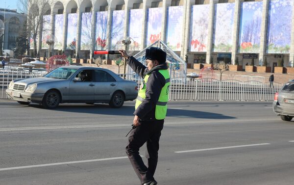 Милиция Бишкека поздравила женщин за рулем с наступающим Новым годом - Sputnik Кыргызстан