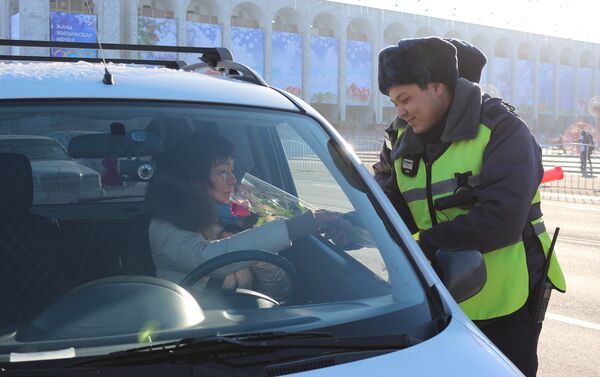 Патрульные останавливали женщин за рулем и дарили им открытки с цветами - Sputnik Кыргызстан
