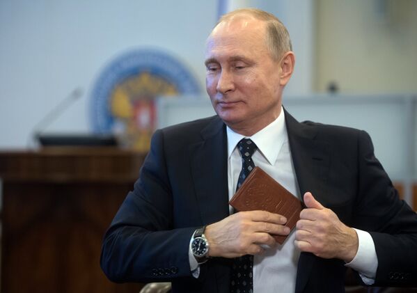 Президент РФ В. Путин подал в ЦИК документы для выдвижения кандидатом на выборах президента в 2018 году - Sputnik Кыргызстан