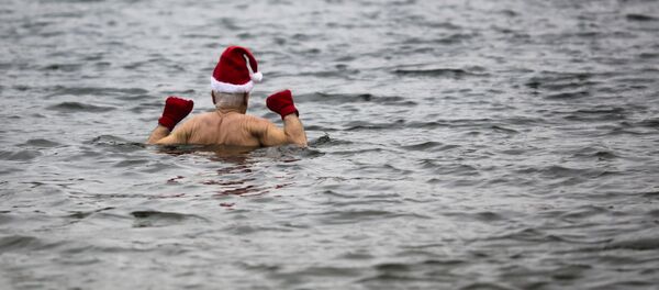 Сууга түшүп жаткан кары адам. Архив - Sputnik Кыргызстан