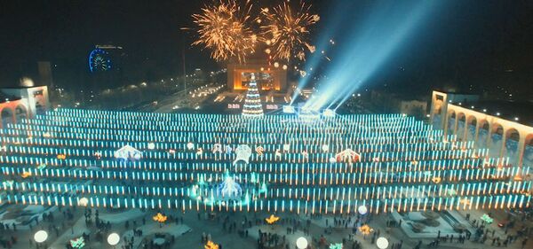 Көз жоосун алат! Ала-Тоо аянтындагы майрамдык салюттун асмандан көрүнү Көз жоосун алат! Ала-Тоо аянтындагы майрамдык салюттун асмандан көрүнү - Sputnik Кыргызстан