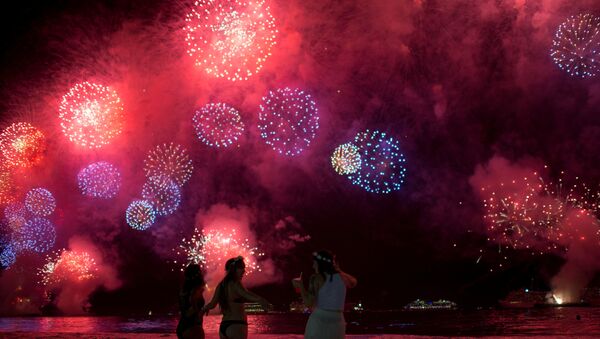 Люди смотрят на новогодние фейерверки в Рио-де-Жанейро, Бразилия. 1 января 2018 года - Sputnik Кыргызстан