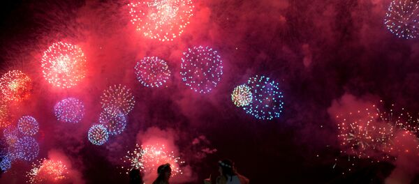 Люди смотрят на новогодние фейерверки в Рио-де-Жанейро, Бразилия. 1 января 2018 года - Sputnik Кыргызстан