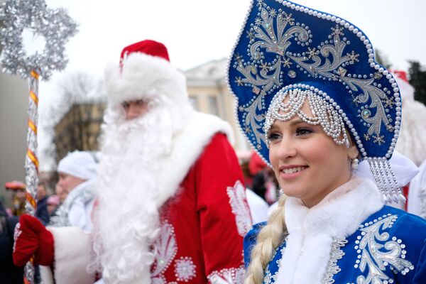 Участники праздничного шествия Дедов Морозов в Краснодаре - Sputnik Кыргызстан