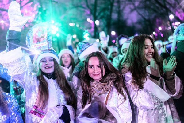 Участницы парада Снегурочек на Тверском бульваре в Москве - Sputnik Кыргызстан