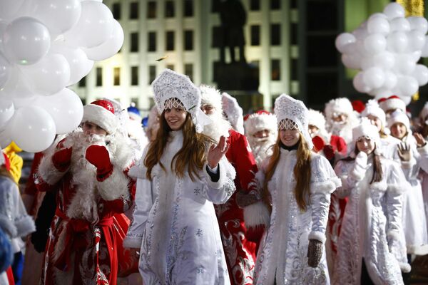 Участники новогоднего парада в костюмах Снегурочек и Дедов Морозов в Минске - Sputnik Кыргызстан