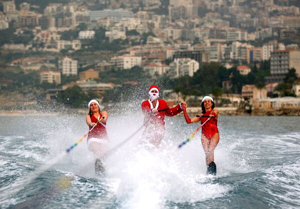 Девушки на водных лыжах в костюмах Санта-Клаусов в заливе Джуния, Ливан. - Sputnik Кыргызстан