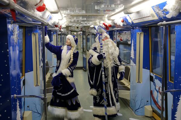Дед Мороз и Снегурочка в вагоне тематического поезда, посвященного Новому 2018 году - Sputnik Кыргызстан