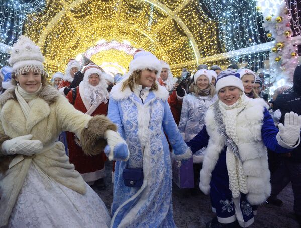Участники парада Снегурочек в Москве - Sputnik Кыргызстан