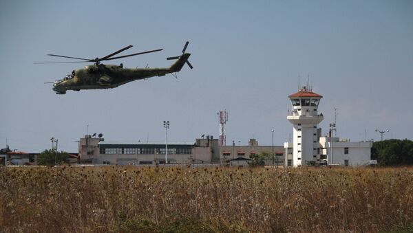 Российский вертолет Ми-24 во время облета авиабазы Хмеймим в Сирии. - Sputnik Кыргызстан