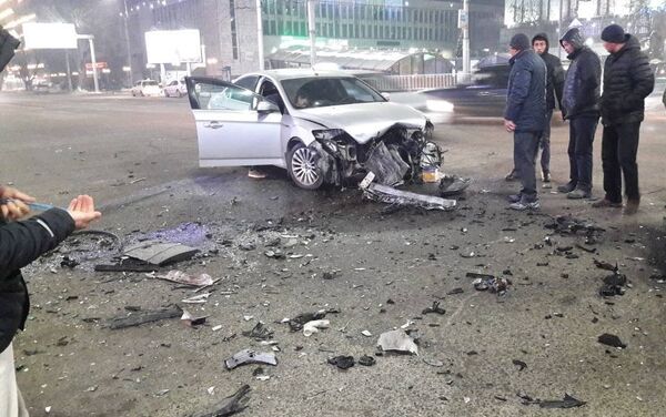 Два автомобиля столкнулись в центре Бишкека - Sputnik Кыргызстан