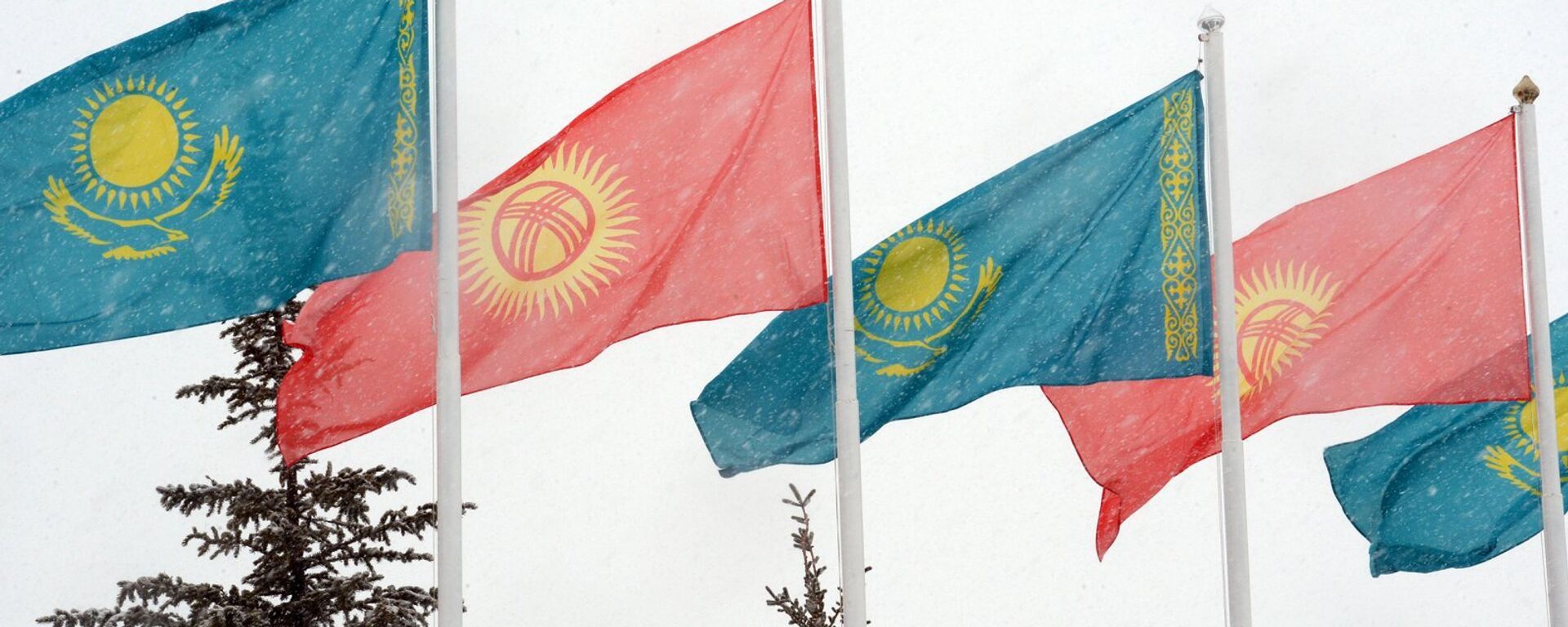 Флаги Кыргызстана и Казахстана. Архивное фото - Sputnik Кыргызстан, 1920, 07.01.2022