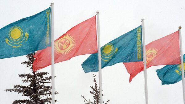 Флаги Кыргызстана и Казахстана. Архивное фото - Sputnik Кыргызстан