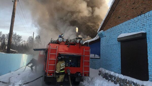 Пожар в здании с обувным производством в поселке Чернореченский Новосибирской области - Sputnik Кыргызстан