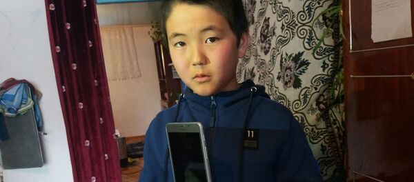 Ат-Башы районунун Ак-Муз айылынын тогуз жаштагы тургуну Нурмухаммед Дүйшөнбек уулу президент Сооронбай Жээнбековдон жаңы жылдык белек алды Ат-Башы районунун Ак-Муз айылынын тогуз жаштагы тургуну Нурмухаммед Дүйшөнбек уулу президент Сооронбай Жээнбековдон жаңы жылдык белек алды - Sputnik Кыргызстан