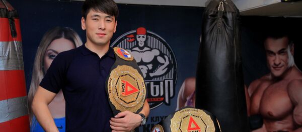 WEF, JFC жана башка спорттук мелдештерде чемпиондорго тагылган курлардын дизайнери Кубаныч Аманбеков - Sputnik Кыргызстан