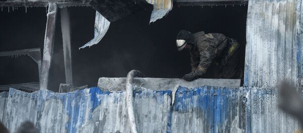 Новосибирск облусунун Чернореченский айылындагы бут кийим тигүү цехинен чыккан өрттөн 24 жана 27 жаштагы эки кыргызстандык каза болгон - Sputnik Кыргызстан