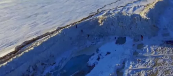 На границе Китая и России появилась ледяная стена высотой 20 метров - Sputnik Кыргызстан