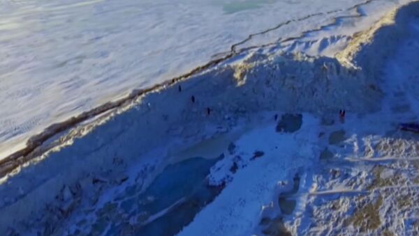 На границе Китая и России появилась ледяная стена высотой 20 метров - Sputnik Кыргызстан