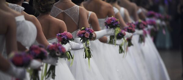 Девушки в белых платьях. Архивное фото - Sputnik Кыргызстан