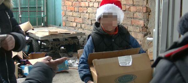 Чем занимаются дети на зимних каникулах. Рейд ИДН на рынке в Бишкеке — видео Чем занимаются дети на зимних каникулах. Рейд ИДН на рынке в Бишкеке — видео - Sputnik Кыргызстан