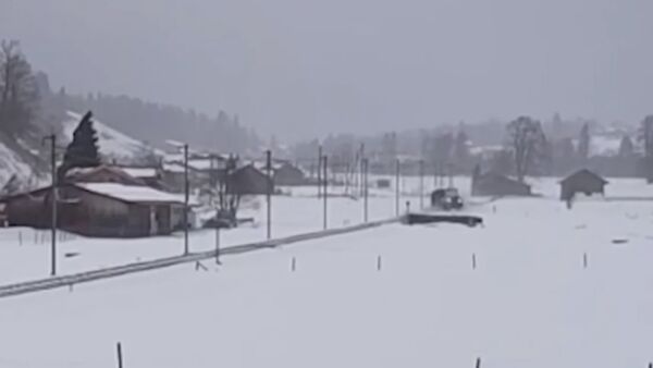 Мощный ветер сдул поезд с рельс — видео из Швейцарии - Sputnik Кыргызстан