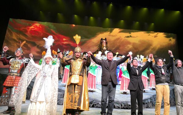 Мероприятие было организовано при содействии Министерства культуры КНР и Китайского национального института оперы на основе варианта книги Жусупа Мамая Манас. - Sputnik Кыргызстан