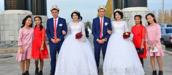 Близнецы-молодожены Асан и Усон Токтосуновы и Гулкыз и Нуркыз Турдалиевы Близнецы-молодожены Асан и Усон Токтосуновы и Гулкыз и Нуркыз Турдалиевы - Sputnik Кыргызстан