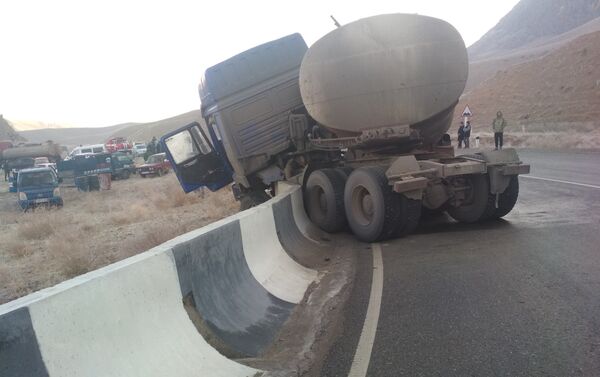 По словам инспектора отдела профилактики ДТП Чолпонбая Арстанбекова, к грузовику были прицеплены две цистерны объемом 9 и 29 тонн - Sputnik Кыргызстан