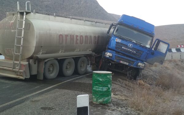 Утром 6 января на дороге Ош — Лейлек возле села Мин-Булак Баткенской области попал в аварию грузовик Howo, в результате чего на дорогу вылилось пять тонн автомобильного топлива - Sputnik Кыргызстан