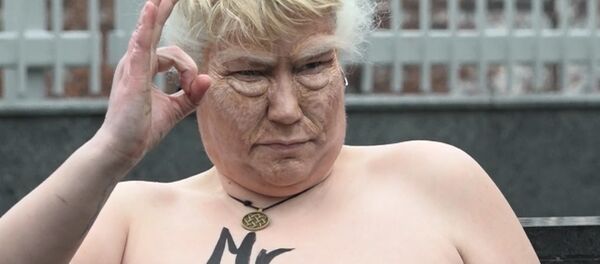 Обнаженная активистка возле посольства США в Киеве изображала Трампа - Sputnik Кыргызстан