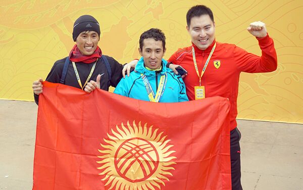 В целом в марафоне участвовали 14 300 человек на дистанциях 2, 7, 21 и 42 километра. Кыргызстанский спортсмен бежал 42 километра и пришел первым из 1 469 марафонцев. - Sputnik Кыргызстан