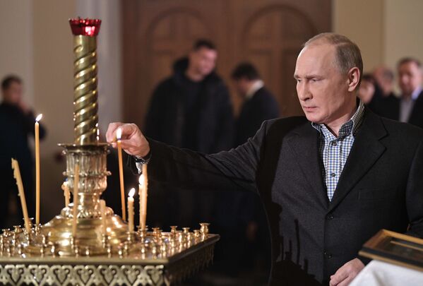 Президент РФ В. Путин посетил Рождественское богослужение - Sputnik Кыргызстан