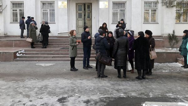 Митинг сотрудников Центра семейной медицины №1 Бишкека у здания Минздрава КР - Sputnik Кыргызстан