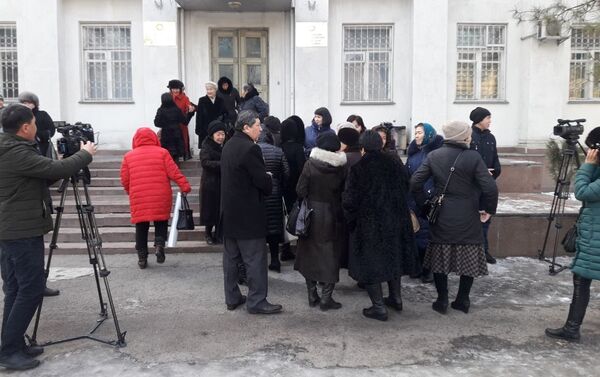 Сотрудники Центра семейной медицины №1 Бишкека вышли на митинг к зданию Министерства здравоохранения КР - Sputnik Кыргызстан