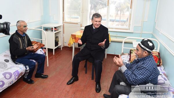 Президент Узбекистана Шавкат Мирзиёев посетил больницу в Янгиюля - Sputnik Кыргызстан