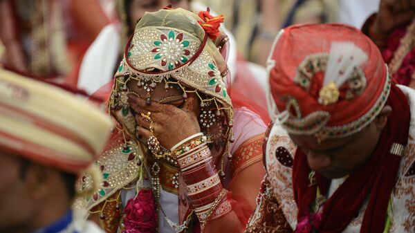 Индийская пара на церемонии бракосочетания. Архивное фото - Sputnik Кыргызстан