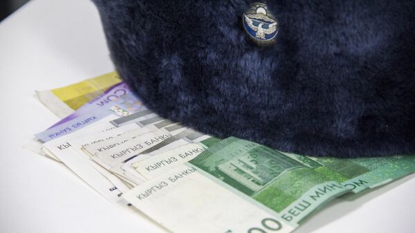 Фуражка сотрудника МВД и деньги. Архивное фото - Sputnik Кыргызстан