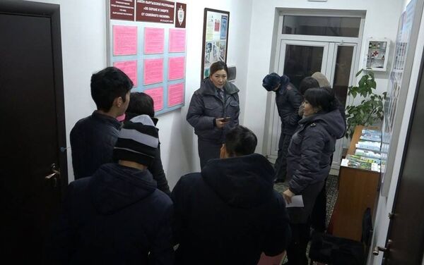 Рейд проводился 4 и 5 января в дневное и ночное время. Были проверены компьютерные клубы, подвалы, теплотрассы и иные места, где часто собираются несовершеннолетние. - Sputnik Кыргызстан